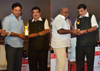 Ministers KT Rama Rao and Jogu Ramanna receiving best performing large state award16-11-2017